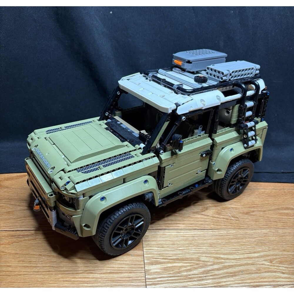 LEGO TECHNIC: Land Rover Defender (42110) 99% Complete Set Truck Car 2,573 PCs